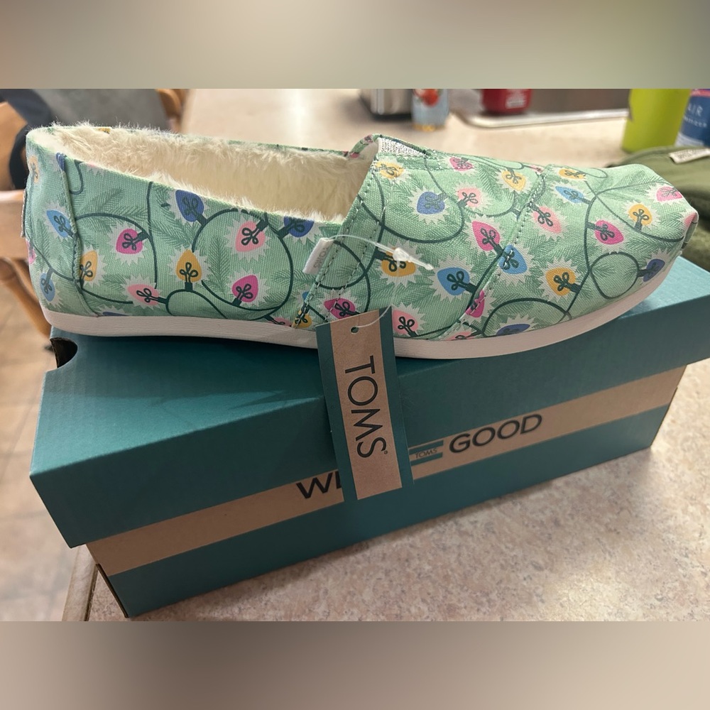 Tom’s, size 11, NWT